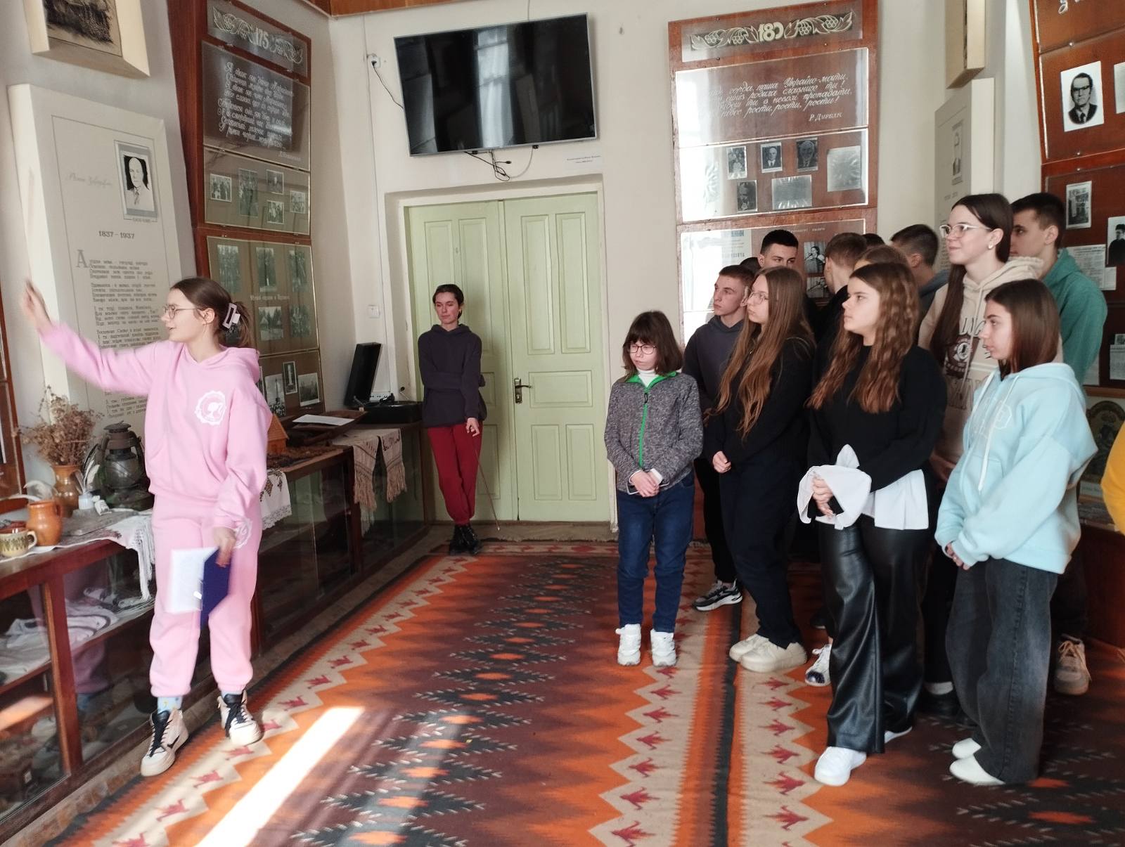 Денис Грабовський із учнями у Краєзнавчому музеї